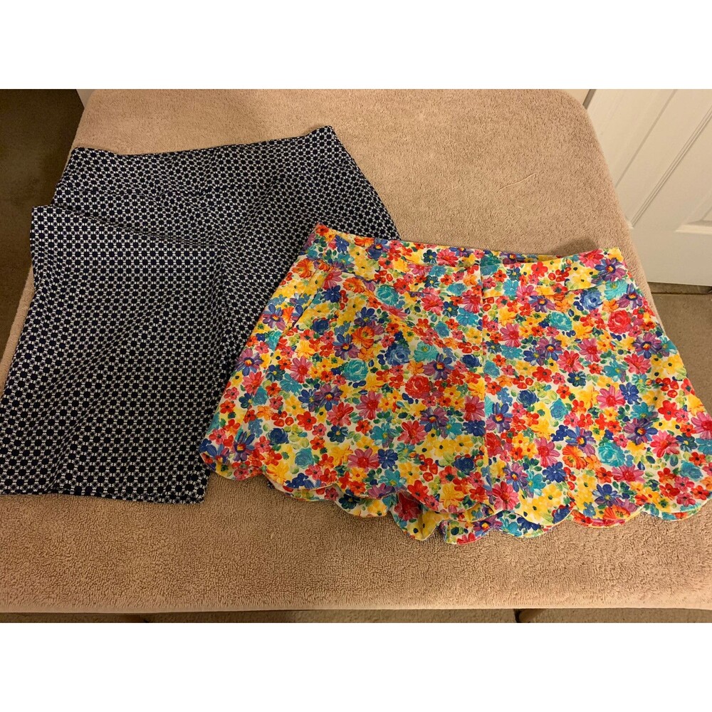 Lot of 2 Womens Attyre Shorts size 8 1 floral 1  blue/white